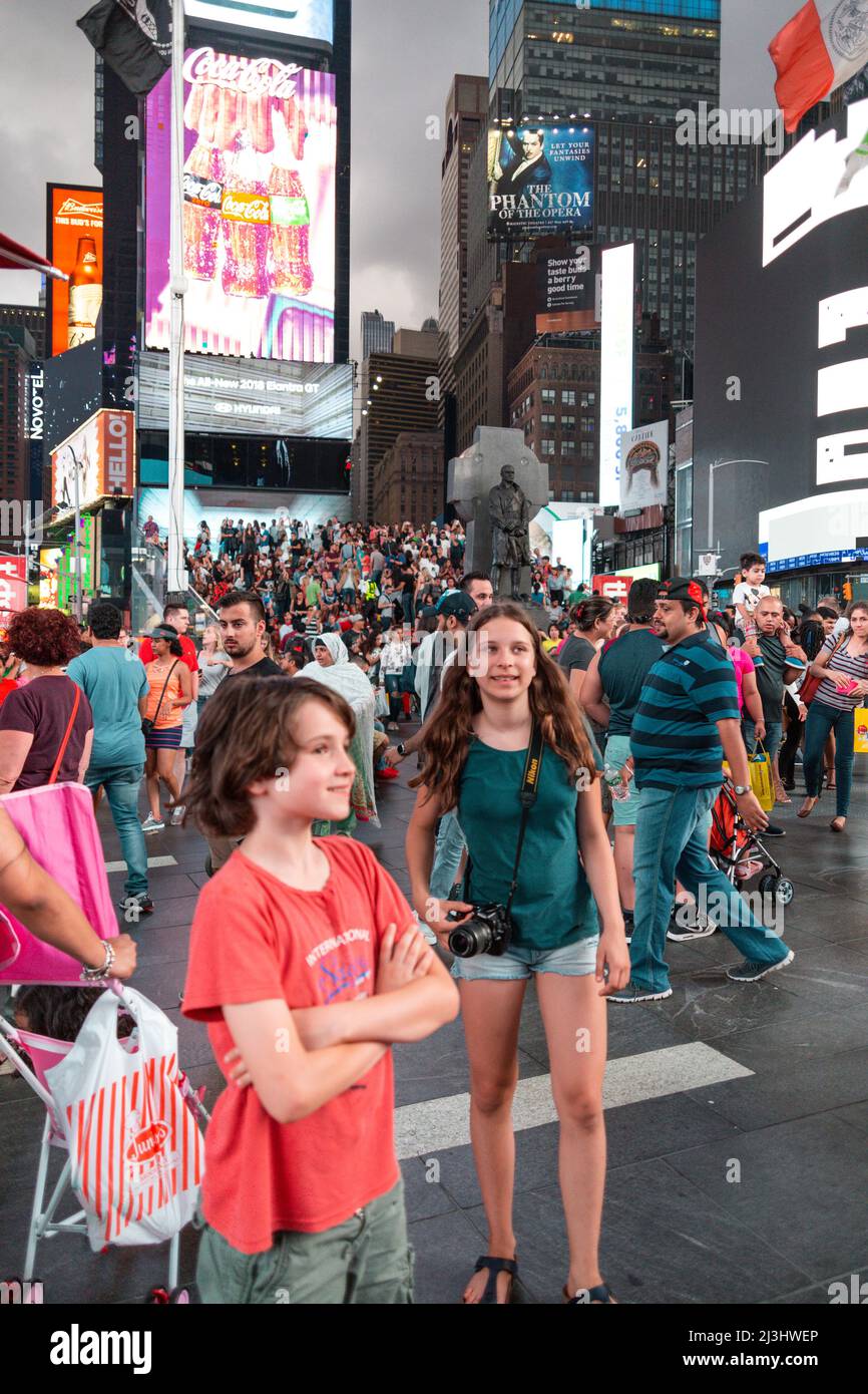 49 Street, New York City, NY, Etats-Unis, beaucoup de gens à Times Square la nuit Banque D'Images