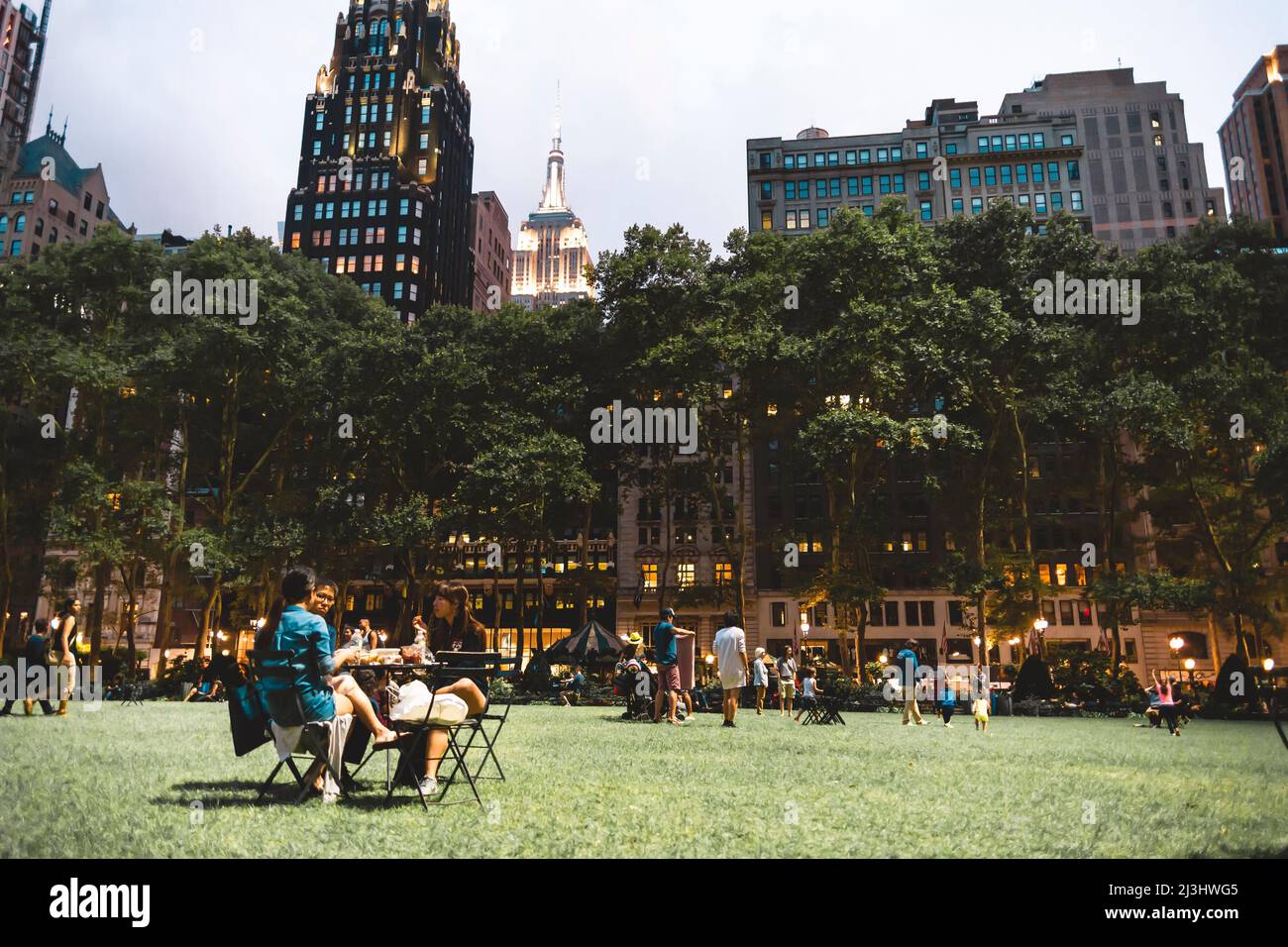 Bryant Park, New York City, NY, USA, les gens apprécient la soirée au Bryant Park, un parc public privé de 9,603 hectares situé dans le centre-ville de New York Banque D'Images