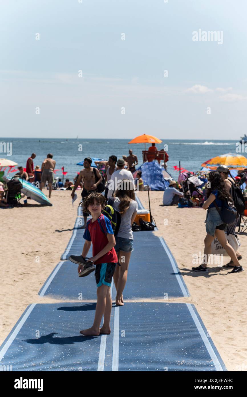 CONEY ISLAND, New York City, NY, Etats-Unis, Coney Island Beach avec des gens Banque D'Images