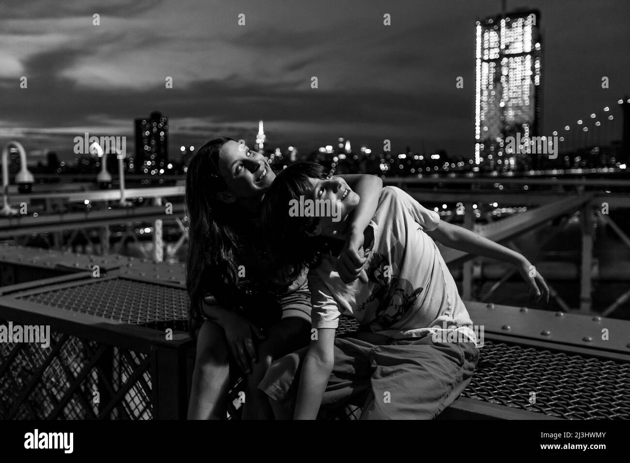 Brooklyn Bridge, New York City, NY, États-Unis, jeune fille et garçon appréciant la soirée sur le pont de Brooklyn au-dessus de East River 14 ans jeune fille caucasienne et 12 ans adolescent caucasien - les deux avec les cheveux bruns et le style d'été sur le pont de Brooklyn dans la soirée Banque D'Images