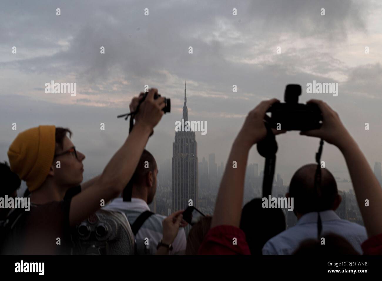 Midtown West, New York City, NY, USA, personnes à la recherche du meilleur emplacement de tournage sur le rocher - la plate-forme d'observation sur le bâtiment rockefeller Banque D'Images