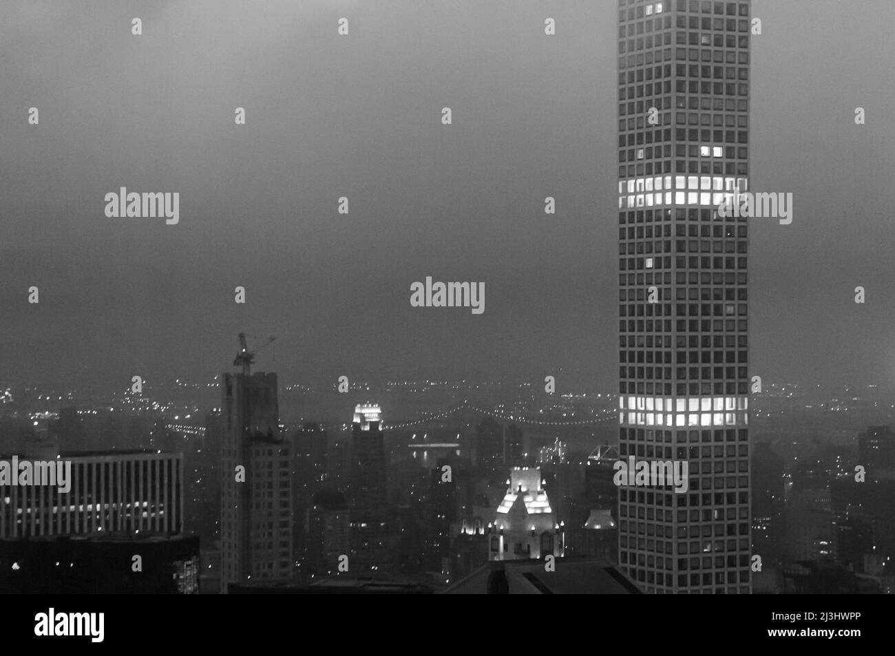 Midtown West, New York City, NY, Etats-Unis, Drone tourné / aérien pris à côté du Rockefeller Center avec une vue panoramique de Manhattan Banque D'Images