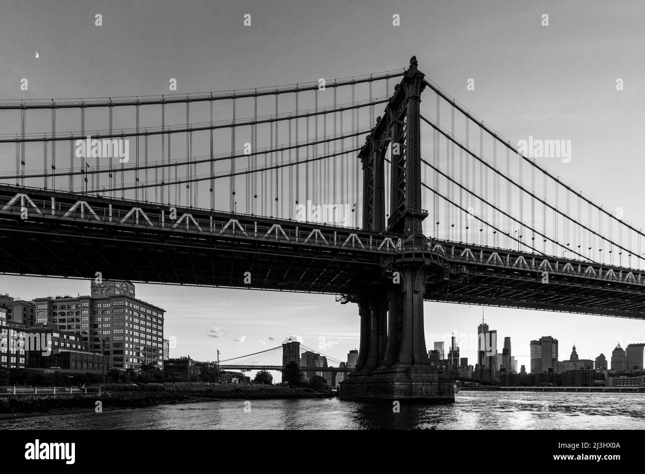 John Street Park, New York City, NY, USA, pont de Brooklyn sur East River le soir à l'heure d'or Banque D'Images