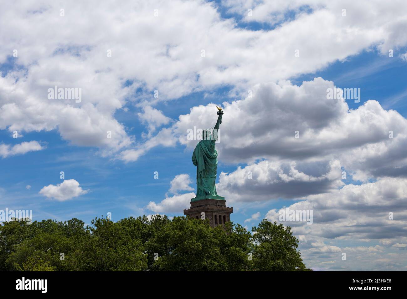 LIBERTY ISLAND, New YORK, États-Unis, une vue inattendue de la célèbre Statue de la liberté de New York. Capturé dans un ciel spectaculaire. Banque D'Images