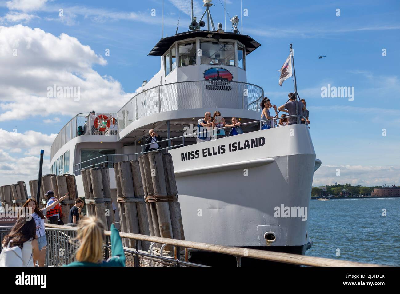 LOWER MANHATTAN, New York City, NY, États-Unis, Statue Cruises Miss Ellis Island amarré à Battery Park Banque D'Images