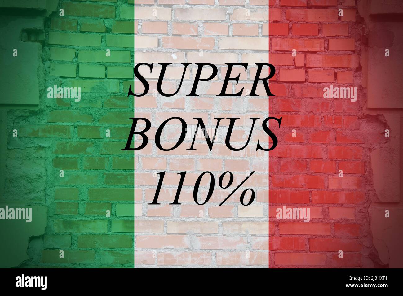 Texte « Super bonus 110% » avec briques et drapeau italien comme arrière-plan. Banque D'Images