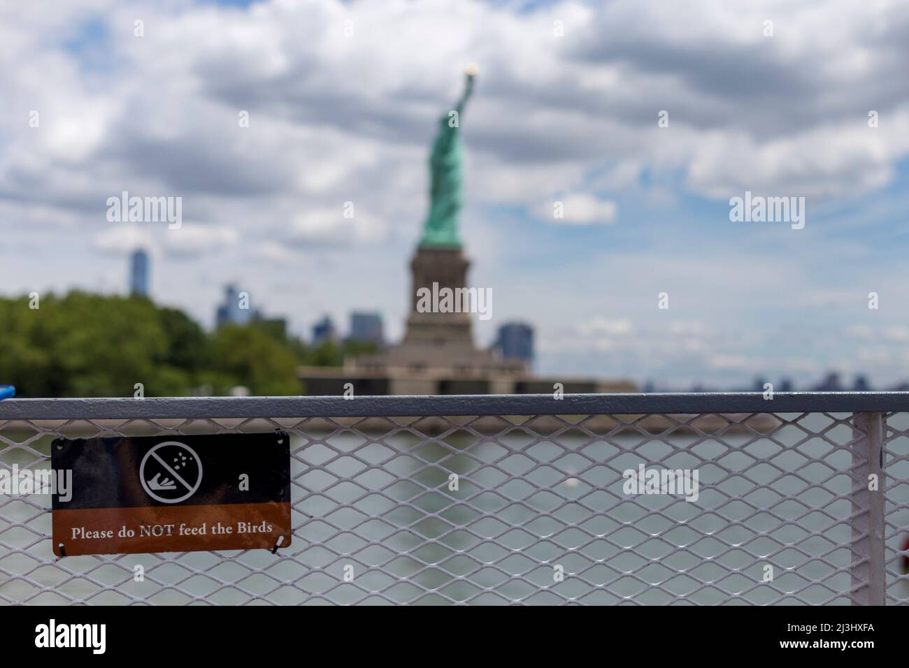 LIBERTY ISLAND FERRY, New York City, NY, USA, vue de l'île de la liberté avec la statue de la liberté vue depuis le ferry sur le fleuve Hudson, symbole de la ville de New York Banque D'Images