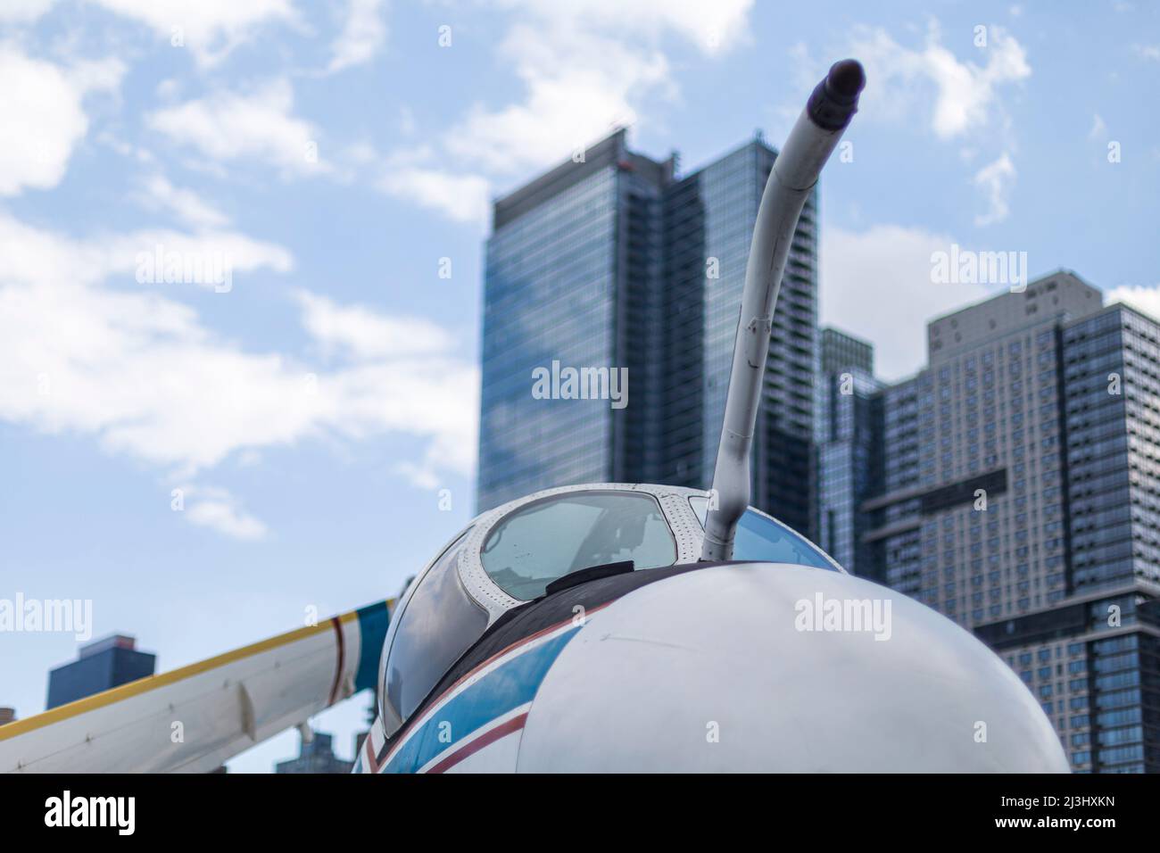 12 AV/W 46 ST, New York City, NY, USA, l'avion de l'armée de l'Air italienne Aermachi MB-339, 1979 peint dans les couleurs de la Frecce Tricolor au Musée Intrepid Sea, Air & Space - un musée d'histoire militaire et maritime américain présente le porte-avions USS Intrepid. Banque D'Images