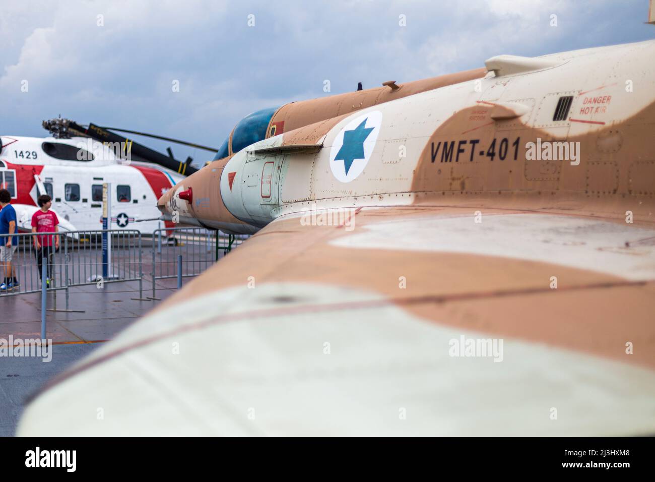 12 AV/W 46 ST, New York City, NY, États-Unis, Gros avion brun au musée Intrepid Sea, Air & Space - un musée d'histoire militaire et maritime américain présente le porte-avions USS Intrepid. Banque D'Images