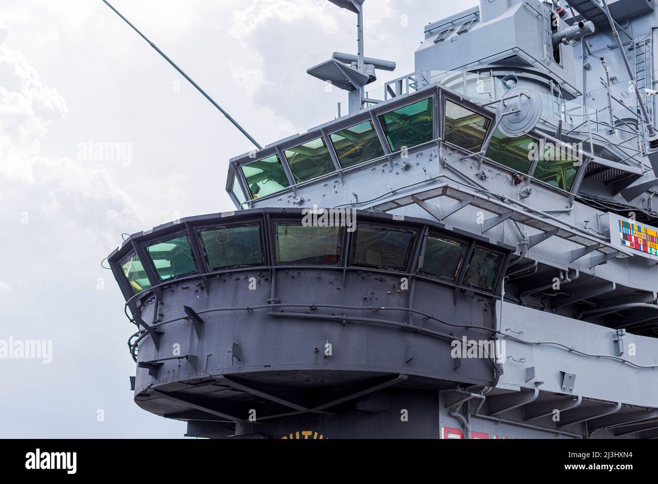 12 AV/W 46 ST, New York City, NY, USA, The Bridge of the Intrepid Sea, Air & Space Museum - un musée d'histoire militaire et maritime américain et présente le porte-avions USS Intrepid. Banque D'Images