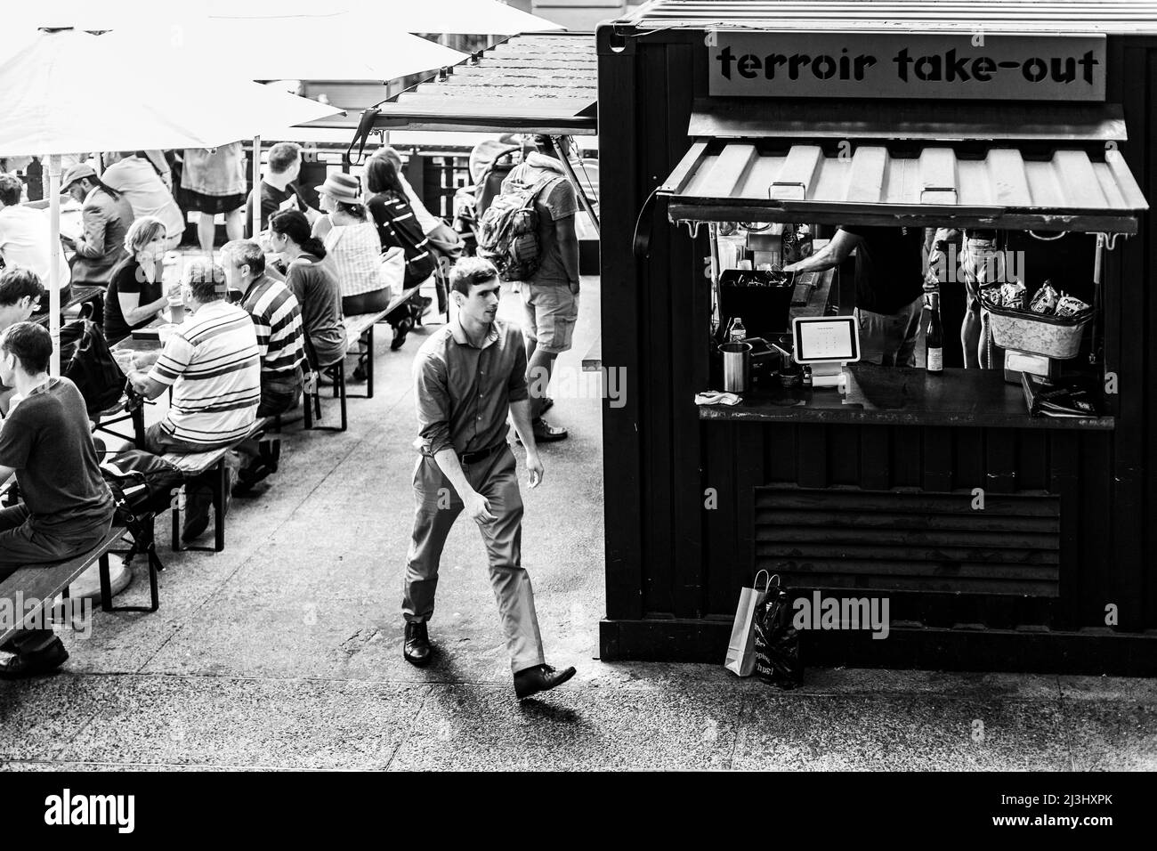 CHELSEA, New York City, NY, USA, The High Line est un parc linéaire populaire construit sur les voies de train surélevées au-dessus de Tenth Ave Banque D'Images