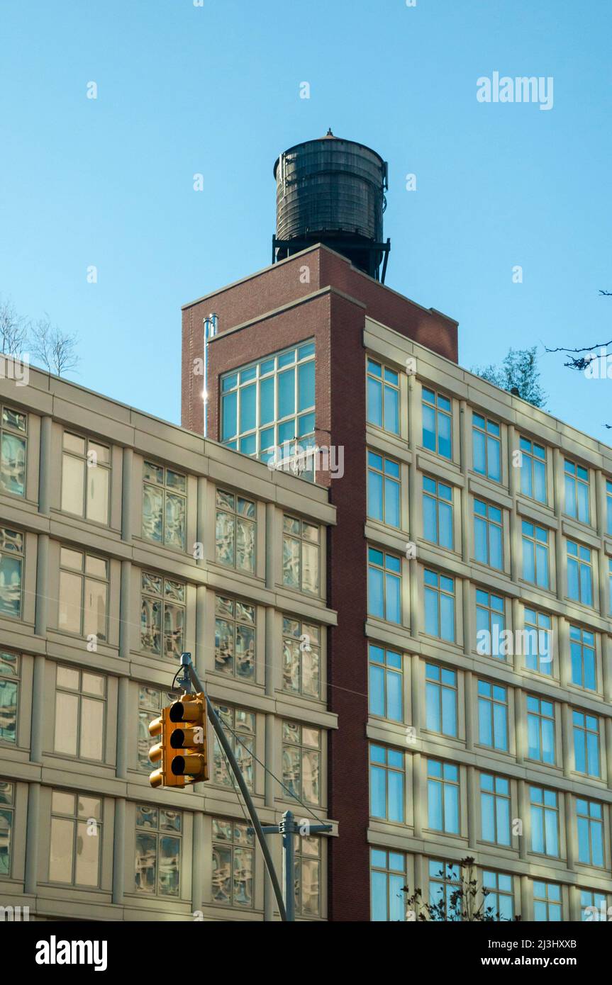CANAL STREET, New York City, NY, USA, les réservoirs d'eau sur le toit de l'immeuble à New York contiennent de l'eau provenant des montagnes Catskill Banque D'Images