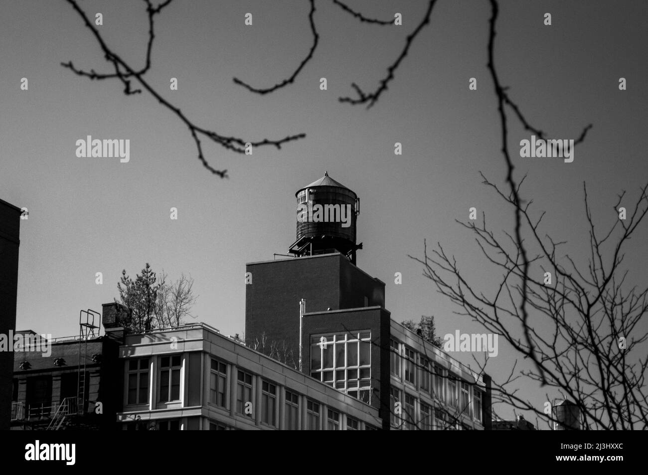 CANAL STREET, New York City, NY, USA, Un réservoir d'eau sur le toit d'un immeuble d'appartements à New York City contient de l'eau qui provient des montagnes Catskill Banque D'Images