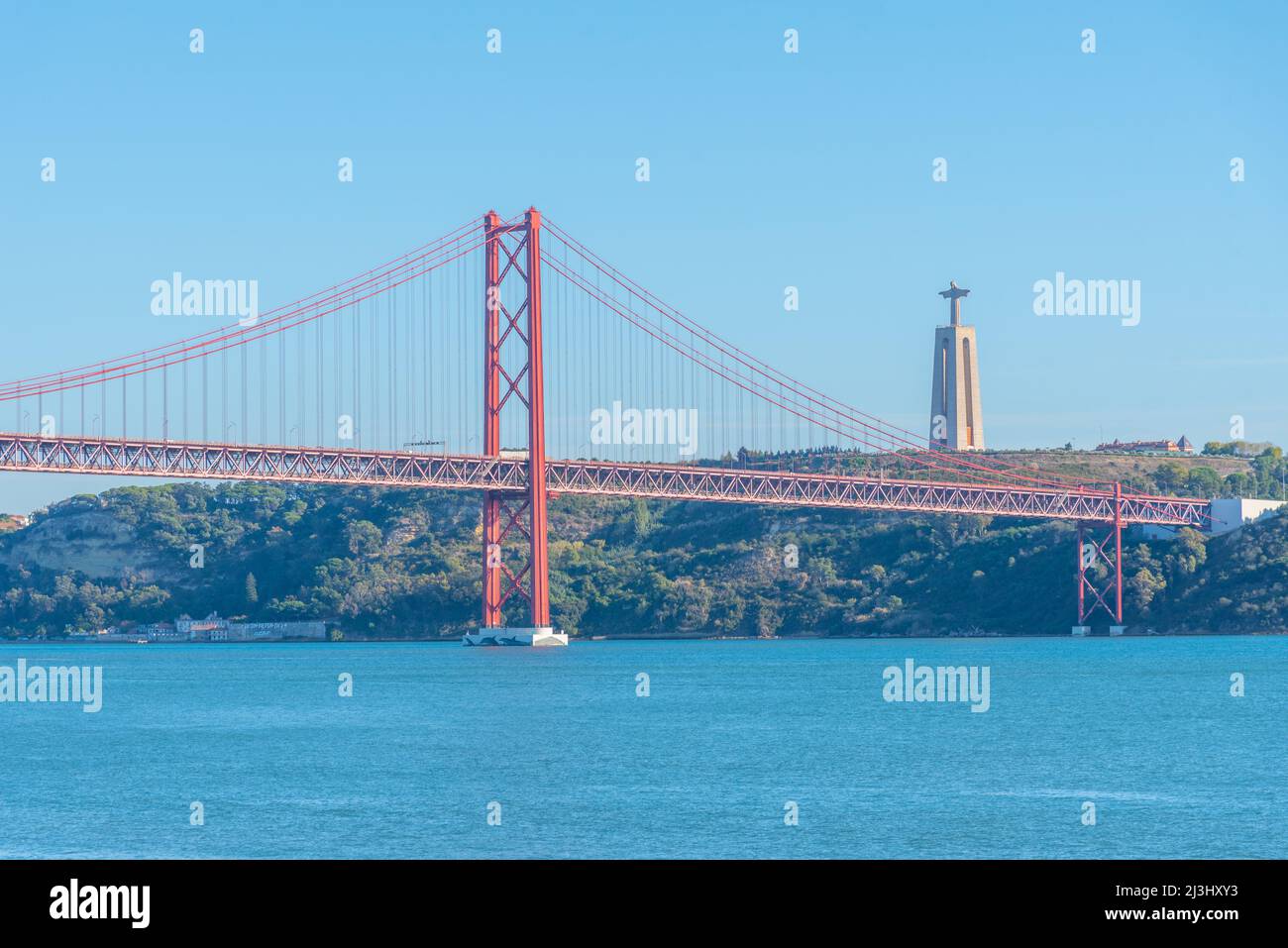Pont du 25th avril et sanctuaire national de Cristo Rei à Lisbonne, Portugal. Banque D'Images