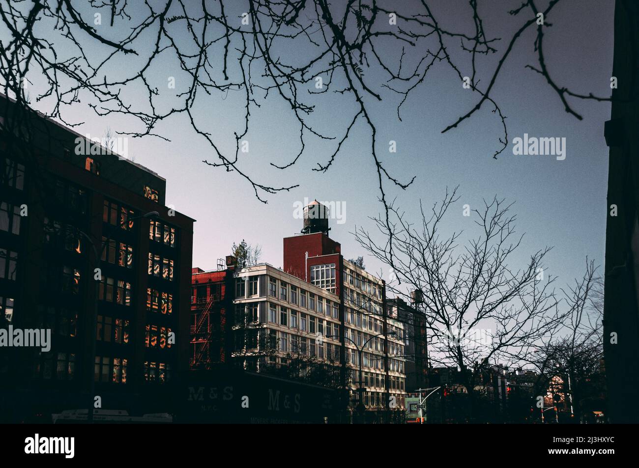 CANAL STREET, New York City, NY, USA, les réservoirs d'eau sur le toit de l'immeuble à New York contiennent de l'eau provenant des montagnes Catskill Banque D'Images