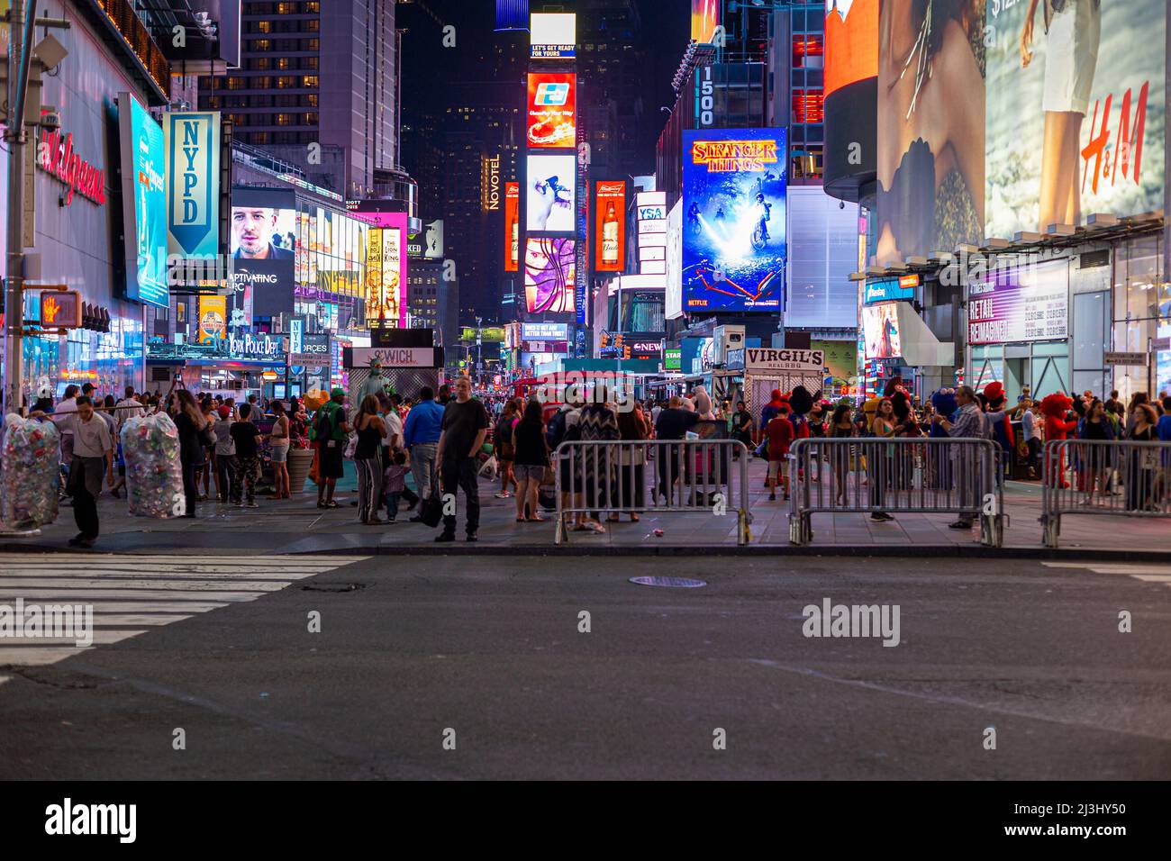Theatre District, New York City, NY, USA, beaucoup de touristes appréciant la soirée à Times Square Banque D'Images