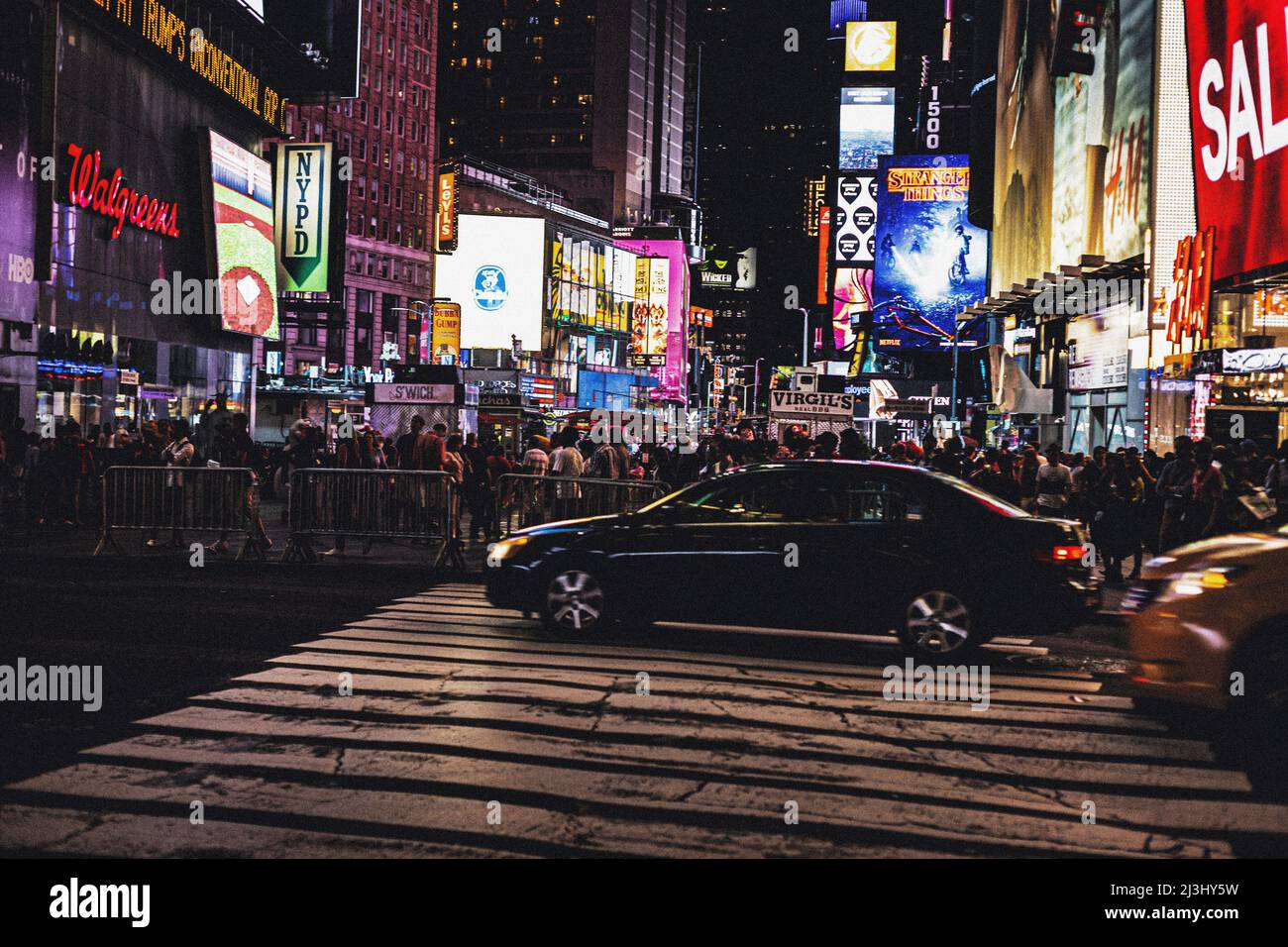 Theatre District, New York City, NY, USA, beaucoup de touristes appréciant la soirée à Times Square Banque D'Images