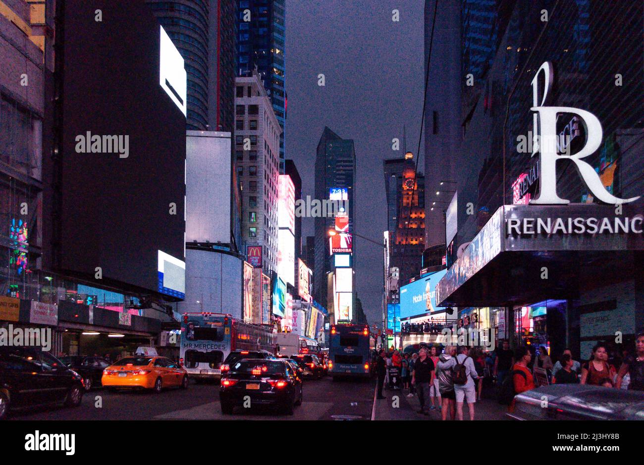 49 ST, New York City, NY, Etats-Unis, beaucoup de gens à Times Square la nuit Banque D'Images