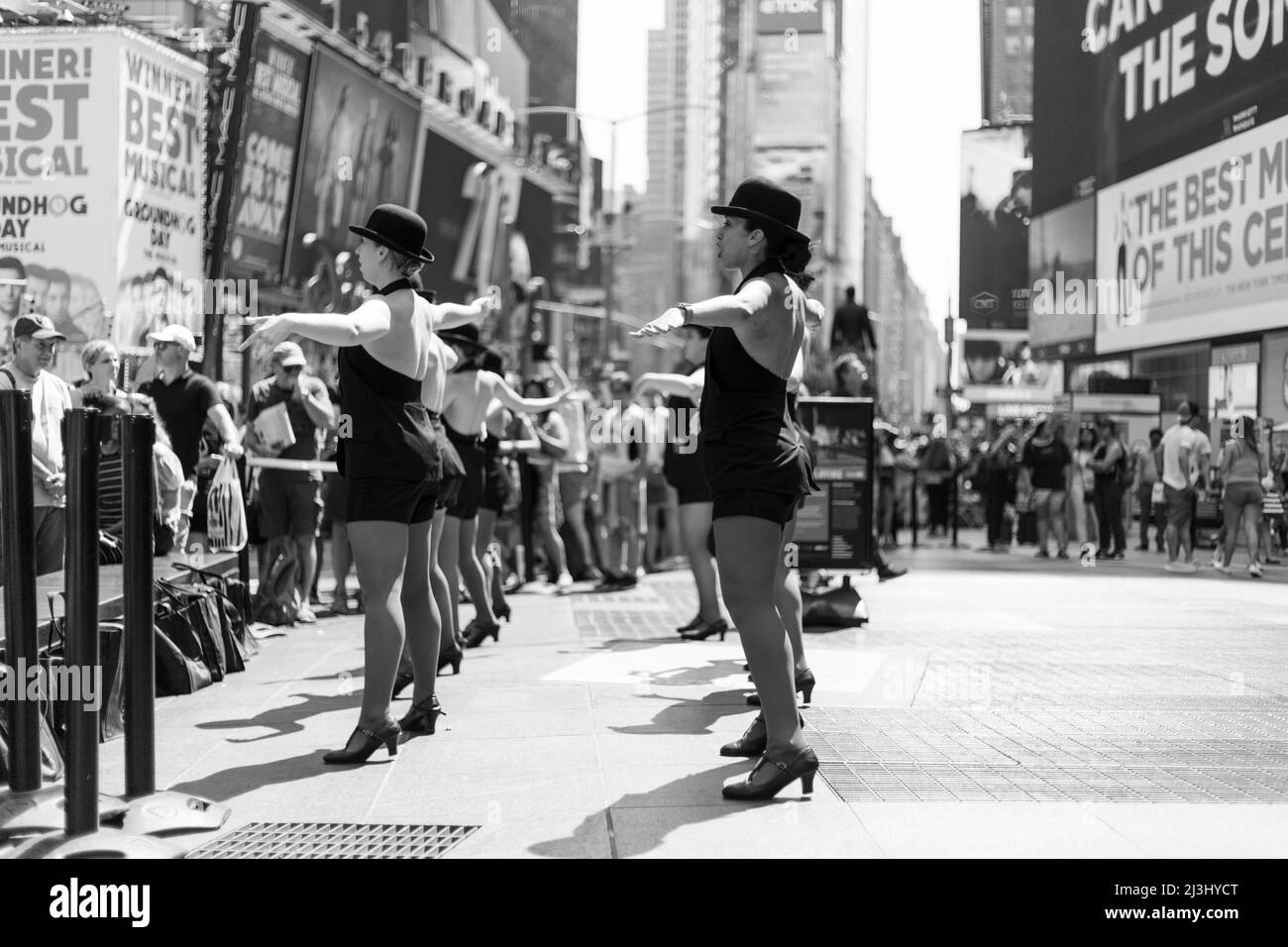 Theatre District, New York City, NY, USA, Un aperçu d'une production musicale avec quelques danseurs en direct à Times Square Banque D'Images