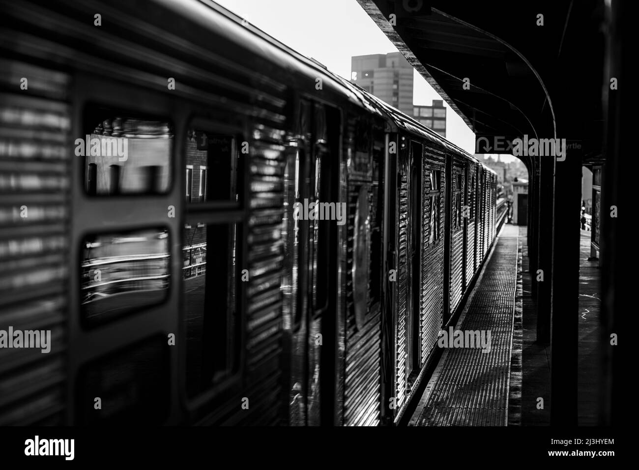BROADWAY/JEFFERSON ST, New York City, NY, Etats-Unis, Golden Sunlight se reflétant du train - mais en noir et blanc pas si visible. Mais imaginez que c'est doré. Banque D'Images