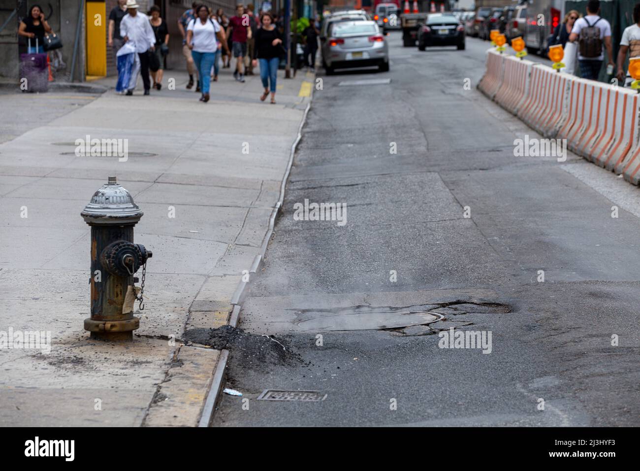 8 AV/W 31 ST, New York City, NY, États-Unis, scène de rue avec une borne incendie en vue Banque D'Images
