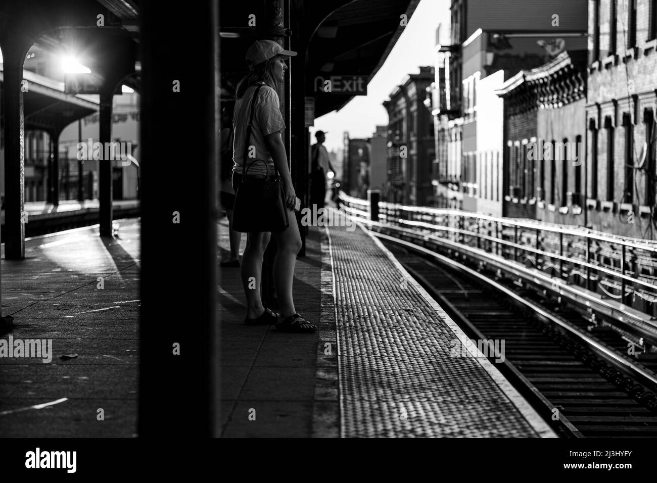 BROADWAY/JEFFERSON ST, New York City, NY, États-Unis, peu avant la fin du soleil - à une station de métro à brooklyn Banque D'Images