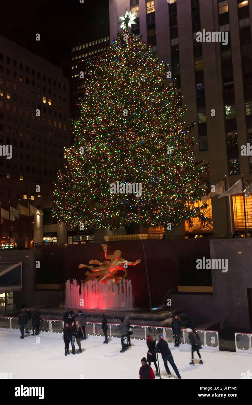 47-50 STS-ROCKEFELLER CTR, New York City, NY, Etats-Unis, l'arbre de Noël sur rockefeller plaza et les gens patinage sur glace Banque D'Images