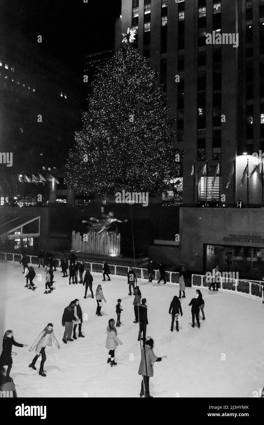 47-50 STS-ROCKEFELLER CTR, New York City, NY, Etats-Unis, l'arbre de Noël sur rockefeller plaza et les gens patinage sur glace Banque D'Images