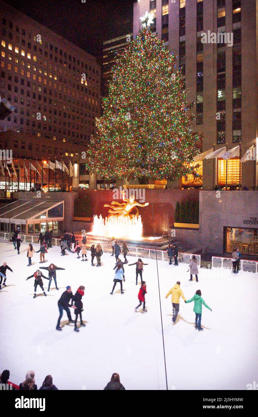 Midtown West, New York City, NY, États-Unis, l'arbre de Noël sur rockefeller plaza et les gens patinage sur glace Banque D'Images