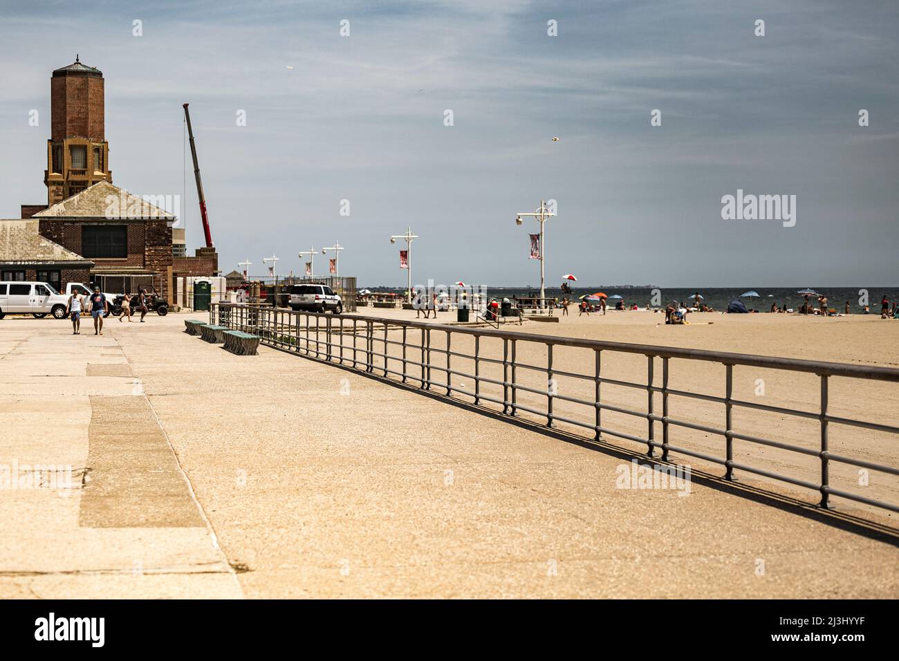 JACOB RIIS PARK RD/BATH HOUSE, New York City, NY, Etats-Unis, une des deux tours en briques de la salle de bains - un ancien bijou de bord de mer et maintenant une forteresse art déco négligée Banque D'Images