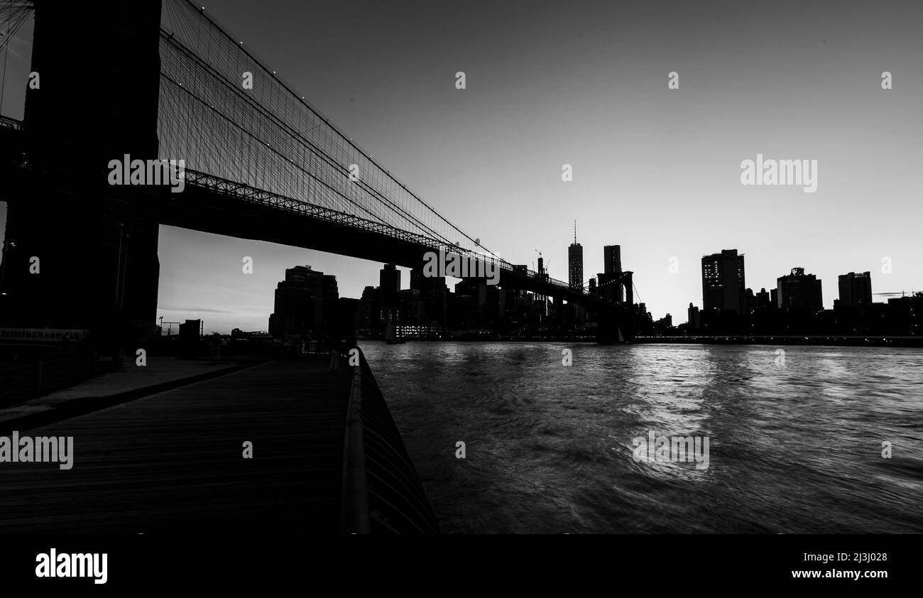 DUMBO/Fulton Ferry, New York City, NY, États-Unis, les gratte-ciel de New York/Manhattan et le pont de Brooklyn sur East River peu après le coucher du soleil Banque D'Images