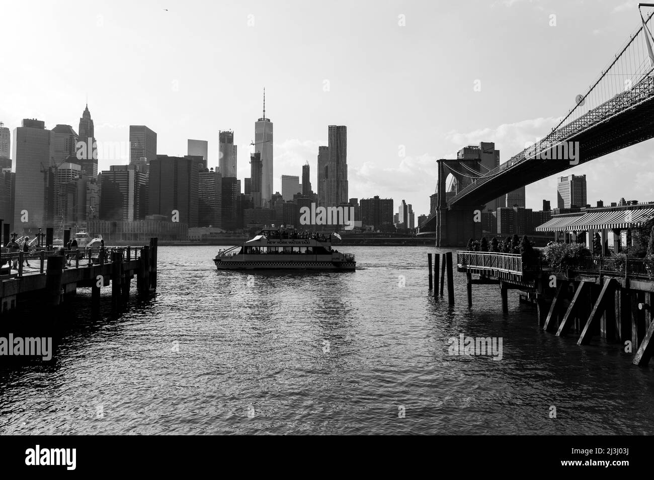 Brooklyn Heights, New York City, NY, États-Unis, le New York Watertaxi et le pont de Brooklyn sur East River Banque D'Images