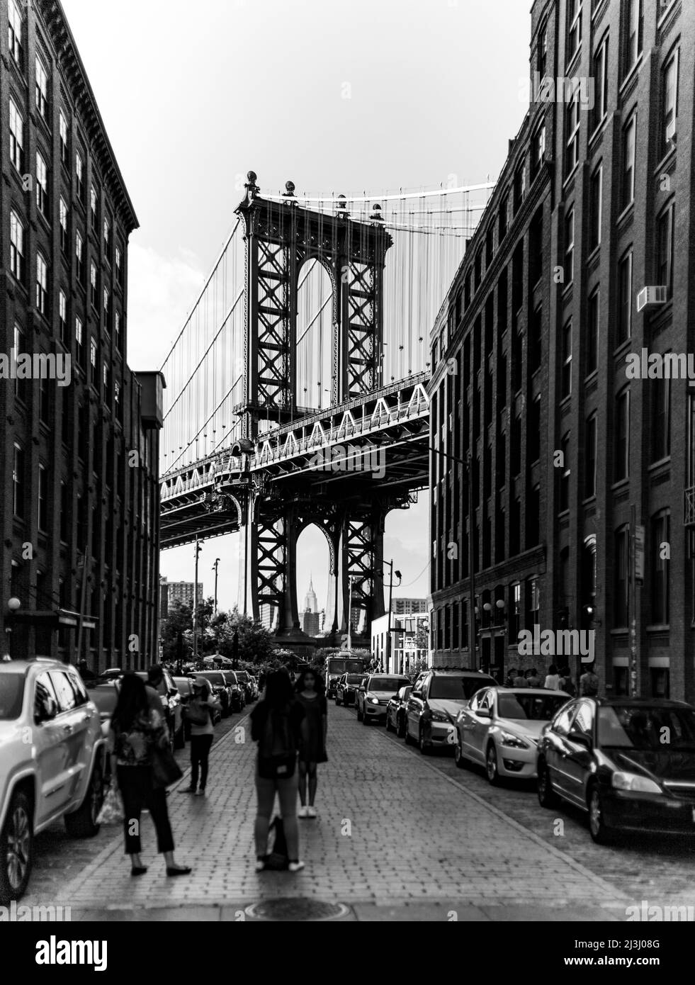 DUMBO, New York City, NY, États-Unis, le légendaire pont de Manhattan et l'Empire State Building depuis Washington Street à Brooklyn, New York Banque D'Images