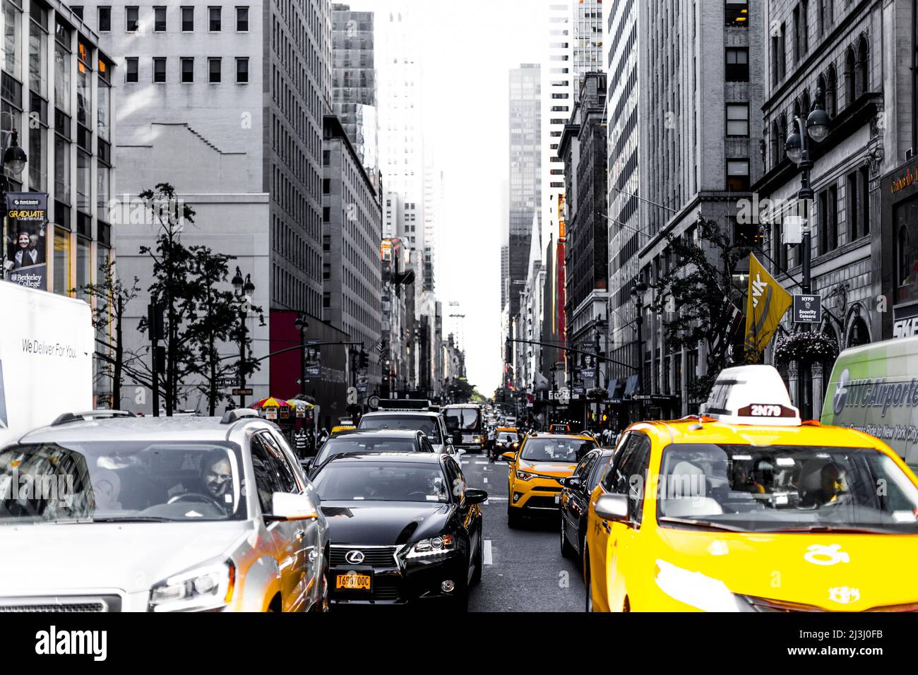 5 AV/W 41 ST, New York City, NY, Etats-Unis, voitures attendant patiemment que le photographe fait de l'espace Banque D'Images