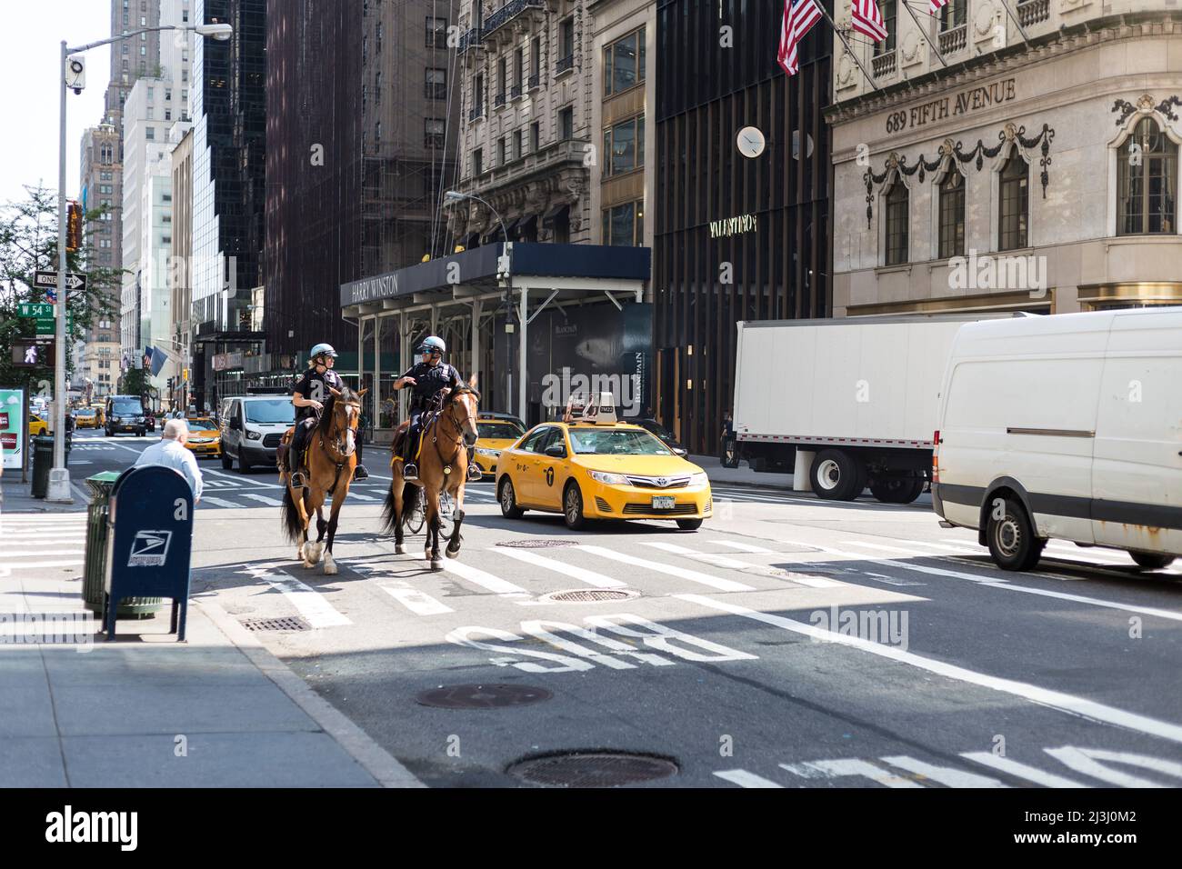 5 AVE/E 55 ST, New York City, NY, USA, NYPD unité montée avec deux officiers de patrouille et des chevaux en service sur la Cinquième Avenue Banque D'Images