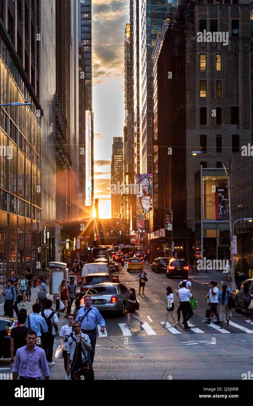 6th AVE/W41ST ST, New York City, NY, USA, Manhattatanhenge à New York City, le long de la rue 41st. Manhattanhenge est un événement au cours duquel le soleil couchant est aligné avec la grille de rue principale de Manhattan Banque D'Images