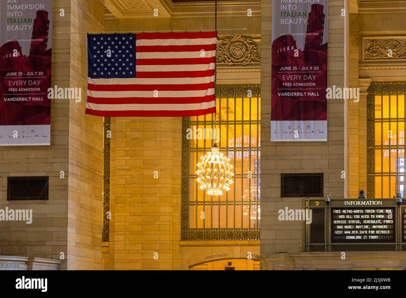 GRAND CENTRAL - 42 ST, New York City, NY, USA, à l'intérieur de Central Station., drapeau américain Banque D'Images