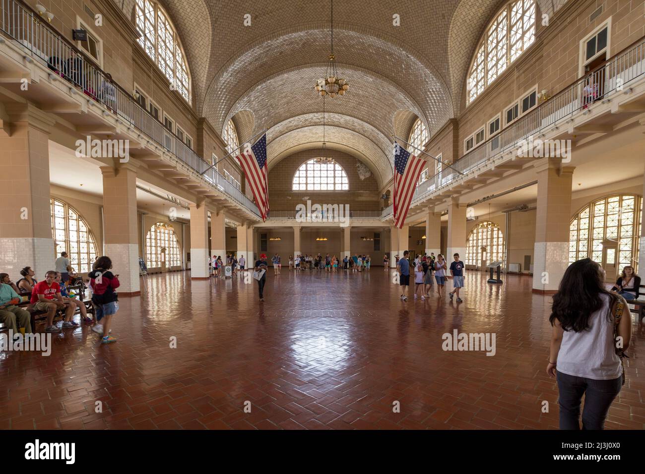 ELLIS ISLAND, New York City, NY, Etats-Unis, le grand hall dans le parc national d'Ellis Island, intérieur, personnes, drapeaux américains Banque D'Images