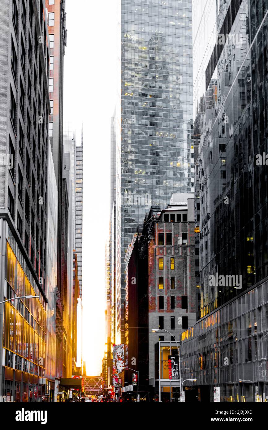 6th AVE/W41ST ST, New York City, NY, USA, Manhattatanhenge à New York City, le long de la rue 41st. Manhattanhenge est un événement au cours duquel le soleil couchant est aligné avec la grille de rue principale de Manhattan Banque D'Images