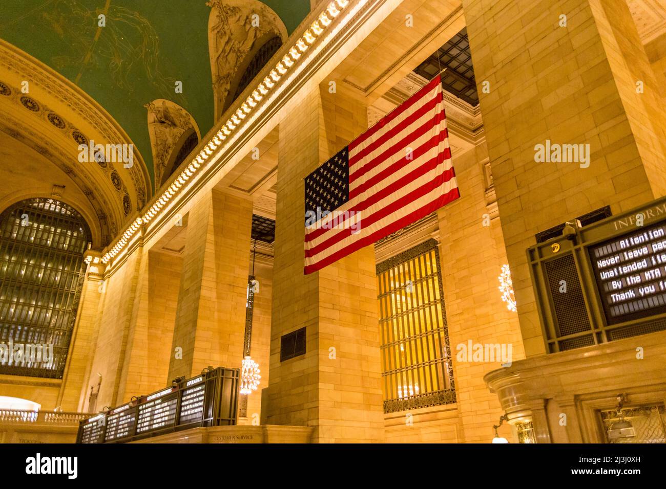 GRANDE GARE CENTRALE, New York City, NY, Etats-Unis, drapeau américain à l'intérieur du terminal de la gare centrale Banque D'Images