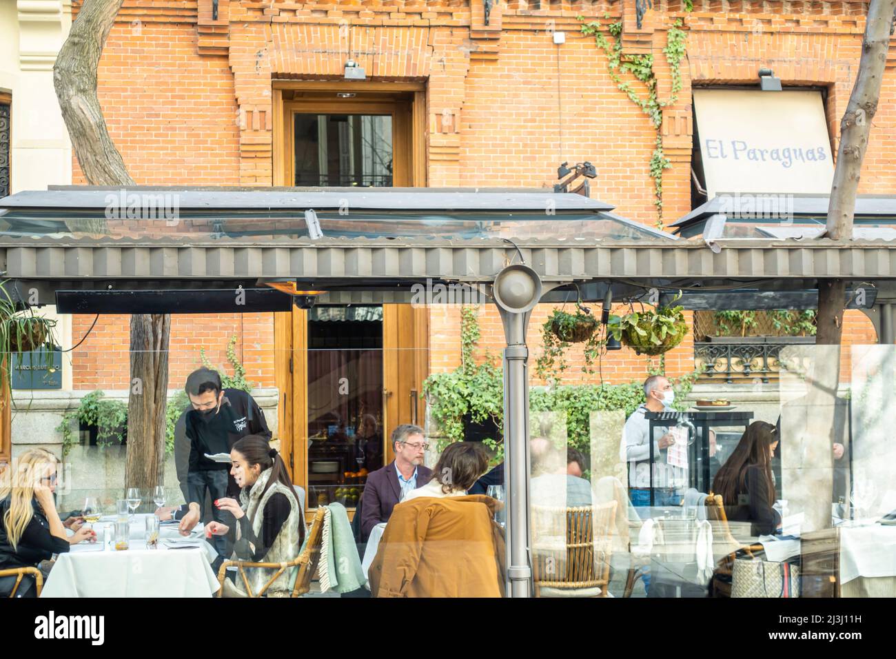 Terrasse El Paraguas, restaurant de cuisine asturienne à Madrid, Espagne Banque D'Images