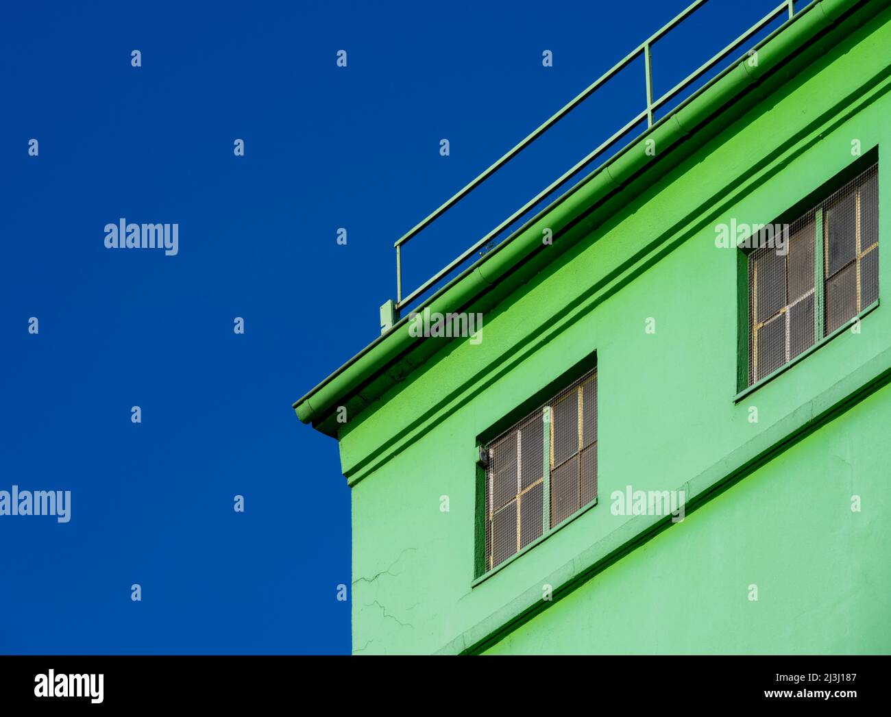 bâtiment industriel vert, port, rangée de fenêtres, ciel bleu, Banque D'Images