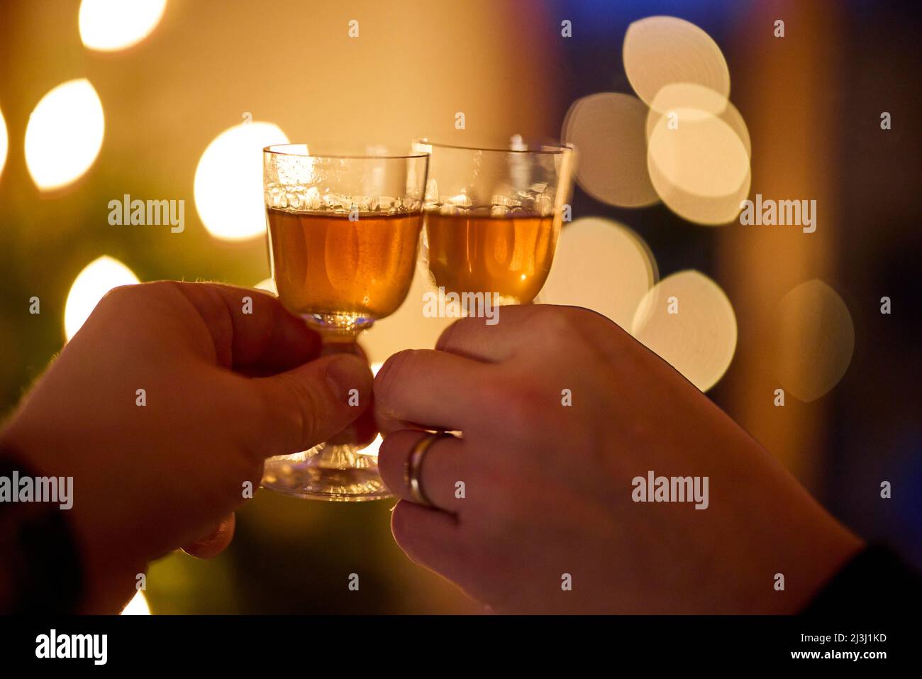 Liqueur, verres, deux, pain grillé, festif Banque D'Images