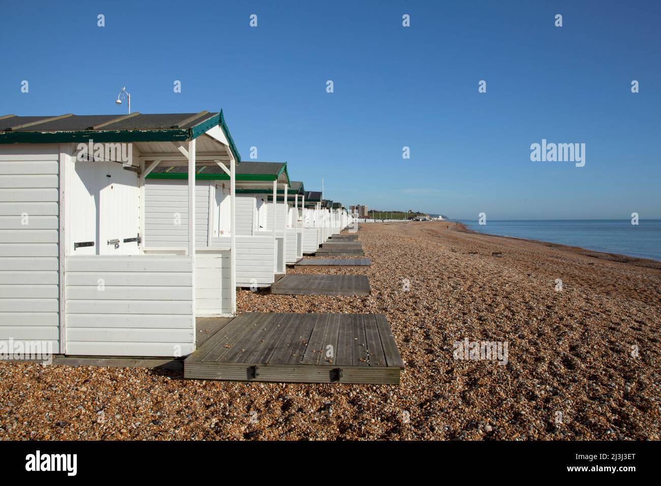 Bexhill-sur-mer, Sussex, huttes de plage sur la plage déserte près hors de la saison Banque D'Images