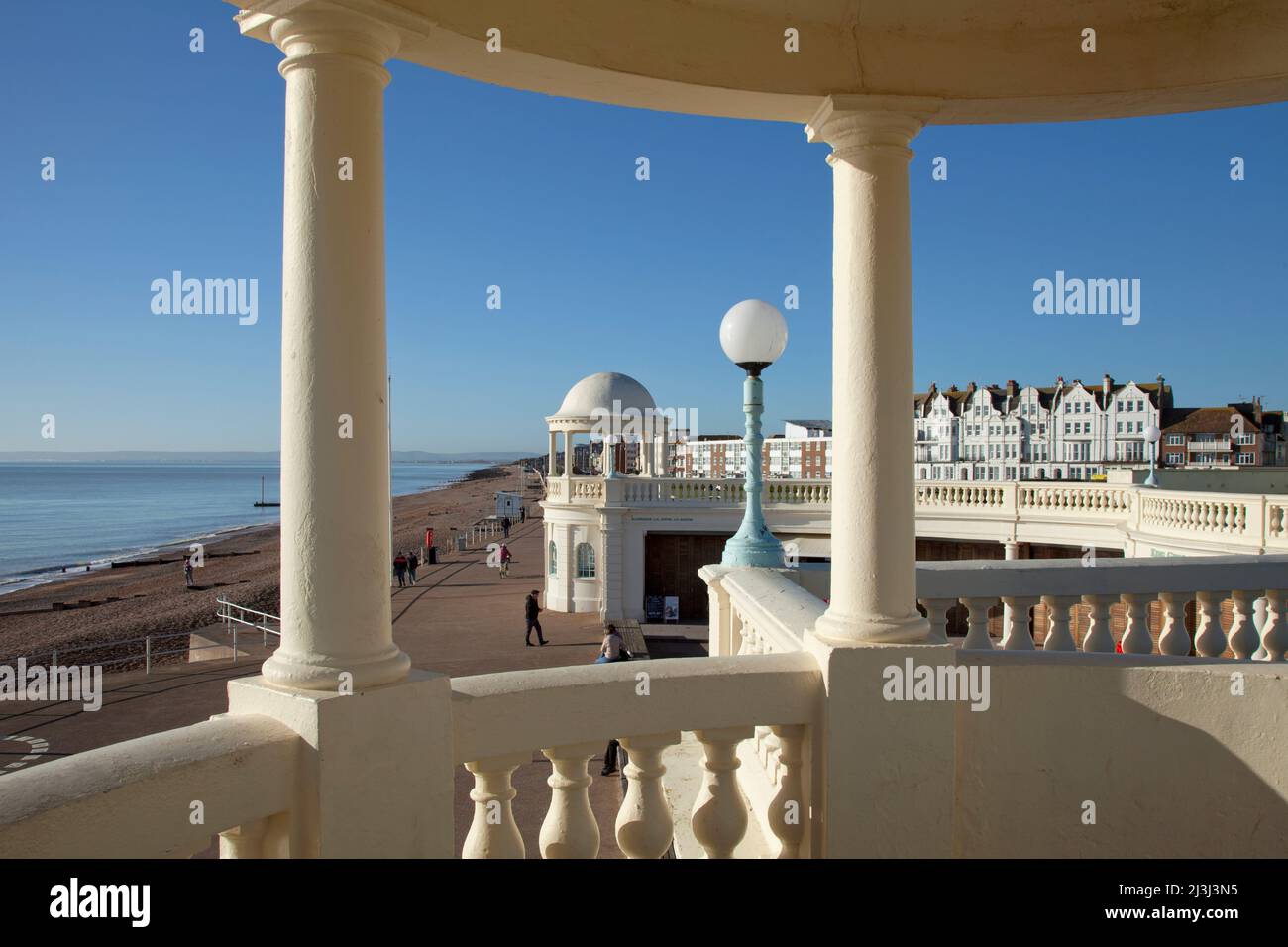 Bexhill-on-Sea, Sussex, colonnade George V sur la promenade du front de mer, avec piétons et cycliste Banque D'Images