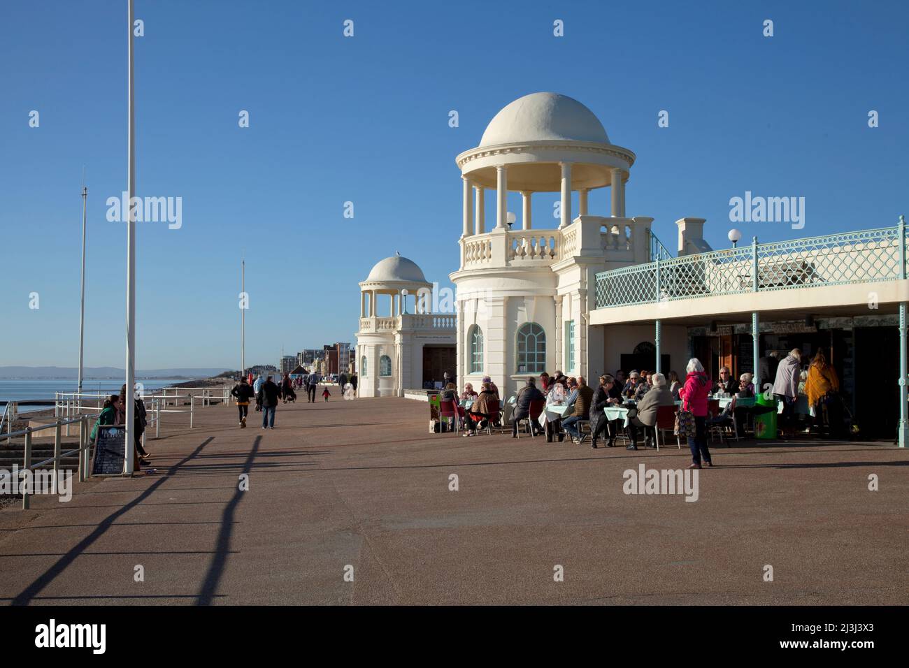 Bexhill-on-Sea, Sussex, colonnade George V sur la promenade du front de mer, café de plage Banque D'Images