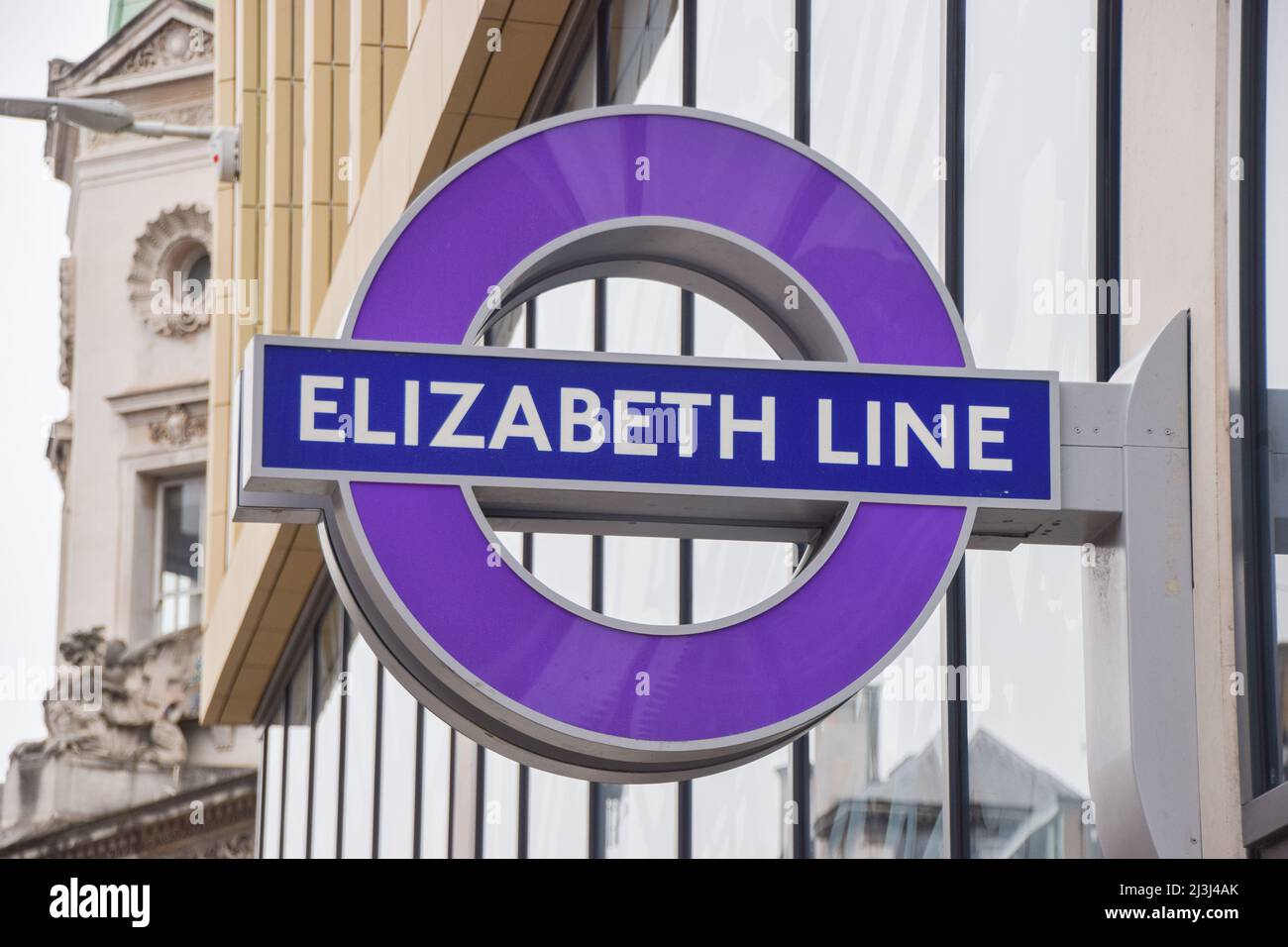 De nouveaux panneaux sont visibles à l'extérieur de la nouvelle station Farringdon Elizabeth Line. La nouvelle ligne de métro de Londres devrait ouvrir avant l'été 2022. Banque D'Images