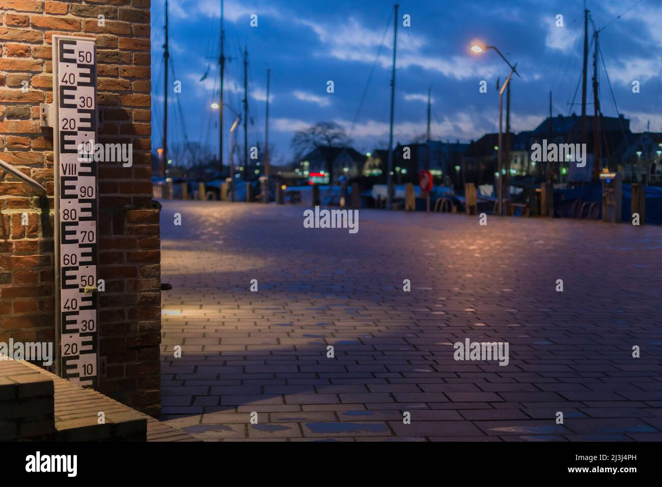 Vue sur un niveau d'eau à l'heure bleue dans le port d'Eckernförde, Allemagne Banque D'Images