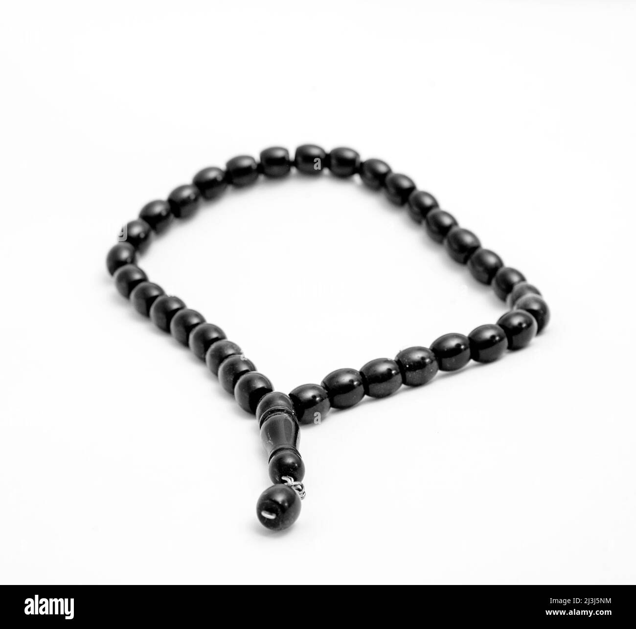 Perles de prière noires sur fond blanc. Banque D'Images