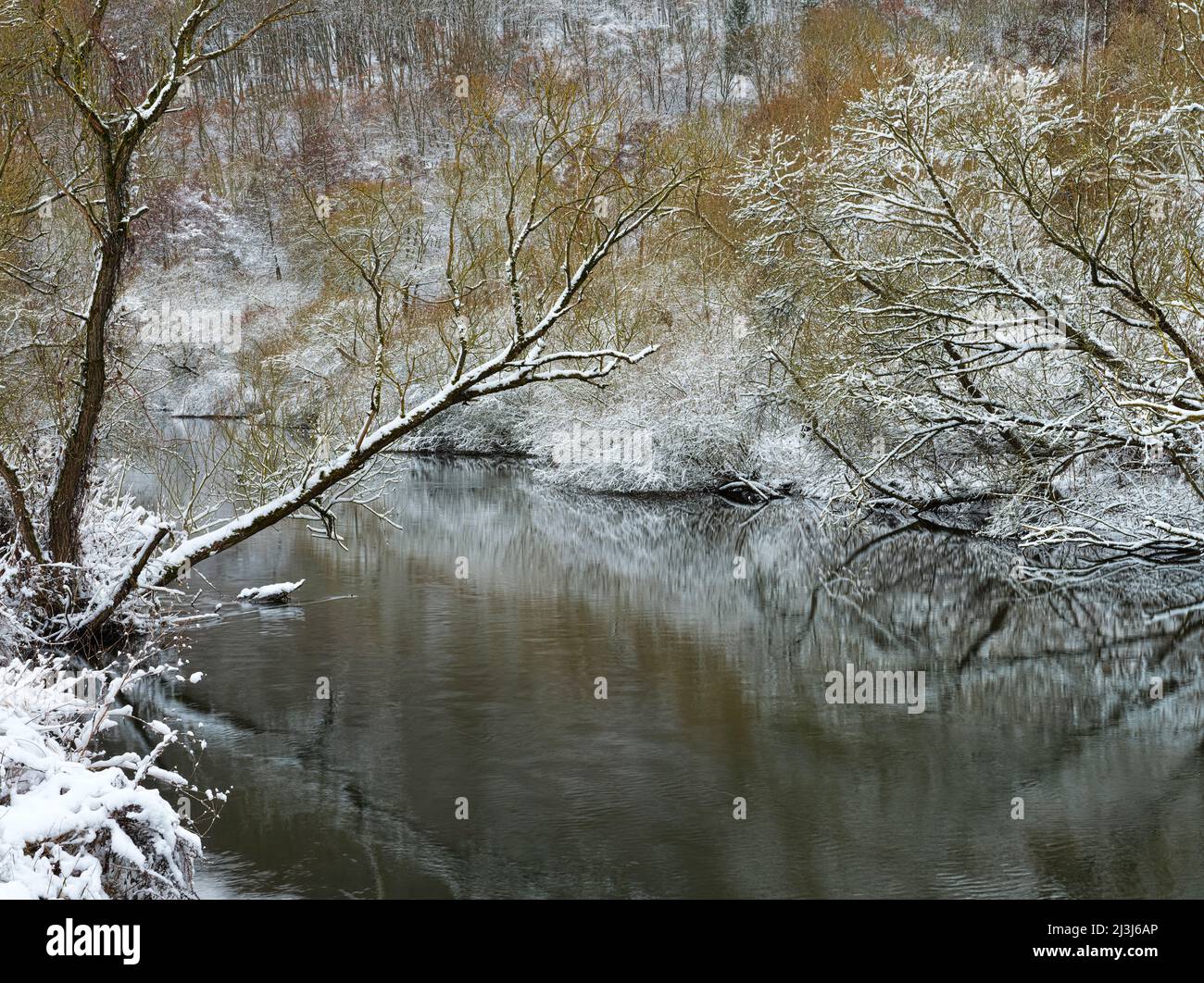 Europe, Allemagne, Hesse, Marburger Land, atmosphère d'hiver à la boucle de la rivière Lahn près de Lahntal-Kernbach Banque D'Images